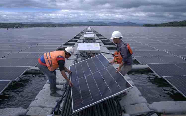 Petugas melakukan perawatan panel surya di PLTS Terapung Cirata, Kabupaten Purwakarta, Jawa Barat, Sabtu (16/3/2024). ANTARA FOTO/Fauzan/YU