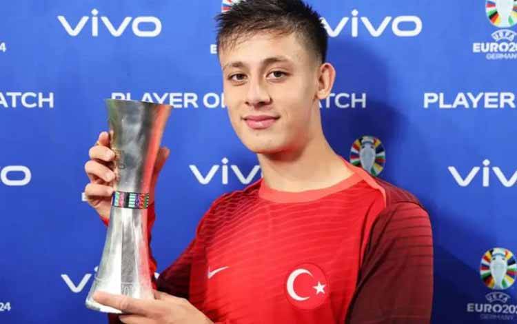 Arda Guler saat terpilih sebagai Man of the Match saat Turki menang 3-1 atas Georgia dalam pertandingan Grup F Piala Eropa 2024 di Signal-Iduna Park pada Rabu (19/6/2024). ANTARA/Dok-UEFA