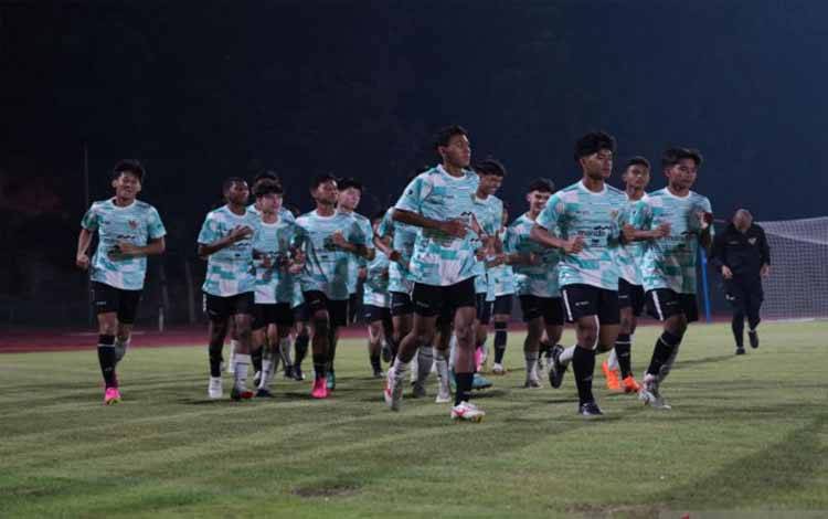 Sejumlah pemain timnas Indonesia U-16 menjalani latihan menyambut Piala AFF U-16 2024 di Solo, Selasa (18/6/2024). Piala AFF U-16 2024 akan berlangsung di Solo, Jawa Tengah selama 21 Juni hingga 4 Juli mendatang. (ANTARA/HO-PSSI)
