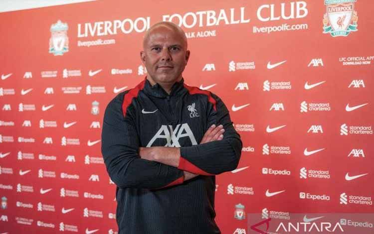 Arne Slot berpose pada sesi perkenalan dirinya sebagai pelatih baru Liverpool menggantikan Jurgen Klopp, Rabu (19/6/2024). (ANTARA/Liverpool)