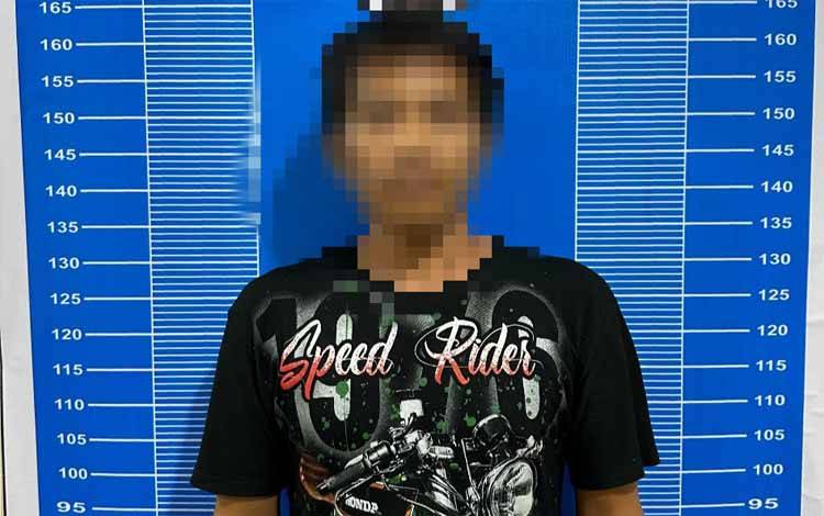 M saat diamankan di Satresnarkoba Polresta Palangka Raya (Foto : Satresnarkoba Polresta Palangka Raya)