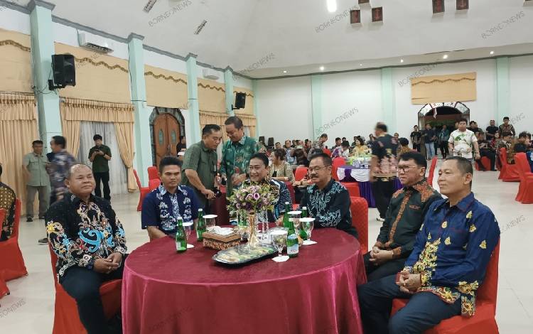 Pj Bupati Gunung Mas Herson B Aden bersama Wagub Kalteng Edy Pratowo dan lainnya, Kamis, 20 Juni 2024 malam. (FOTO: RISKA YULYANA)