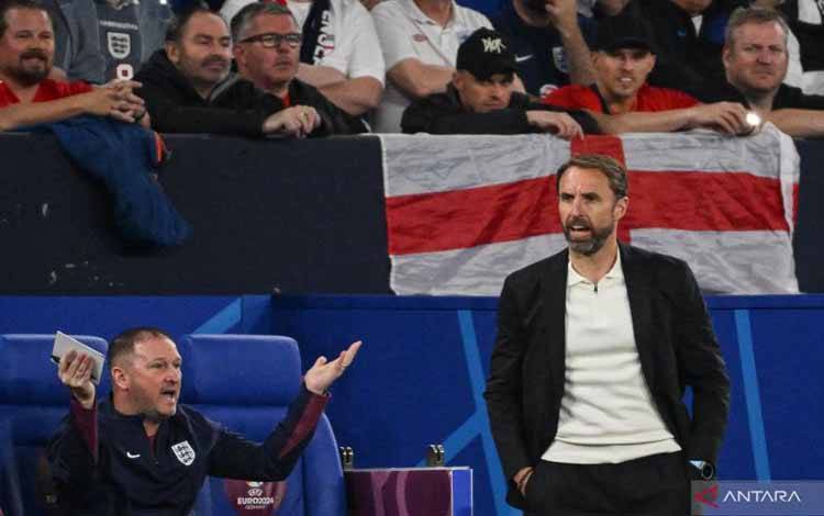 Pelatih kepala Inggris Gareth Southgate (kanan) dan asistennya Steve Holland (kiri) bereaksi dari pinggir lapangan selama pertandingan sepak bola Grup C UEFA Euro 2024 antara Serbia dan Inggris di Arena AufSchalke di Gelsenkirchen pada Minggu (16/6/2024). (ANTARA/AFP/Alberto Pizzoli)