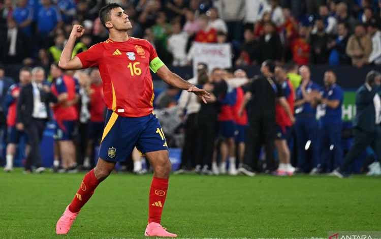 Gelandang timnas Spanyol, Rodri merayakan kemenangan La Roja atas Italia pada pertandingan kedua grup B Piala Eropa 2024 yang berlangsung di Arena AufSchalke, Gelsenkirchen, Jerman, Jumat dini hari WIB (21/06/2024). (ANTARA/AFP/PATRICIA DE MELO MOREIRA).