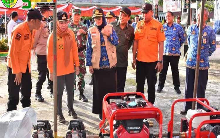 Pj Wali Kota Palangka Raya, Hera Nugrahayu meninjau peralatan penanggulangan Karhutla. (FOTO: HUMAS)