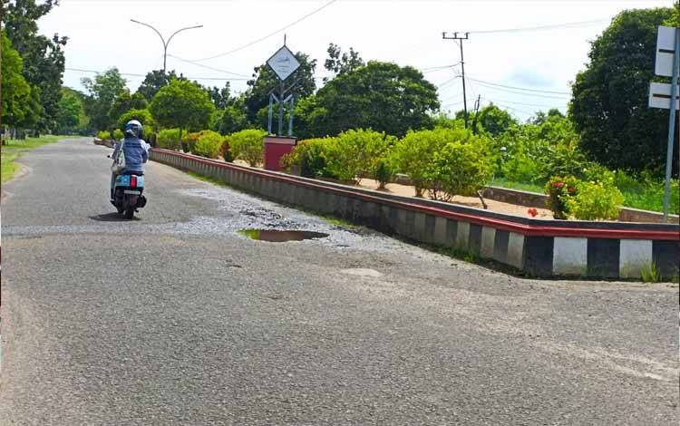 Salah satu ruas jalan dalam kota yang saat ini mengalami kerusakan (Foto : Fahrul)