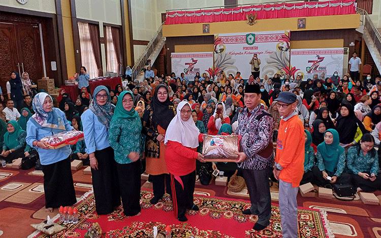 Peringatan HUT ke-28 Lanjut usia di Aula Rumah Jabatan Bupati Kotawaringin Timur, Jumat, 21 Juni 2024. (FOTO: DEWIP)