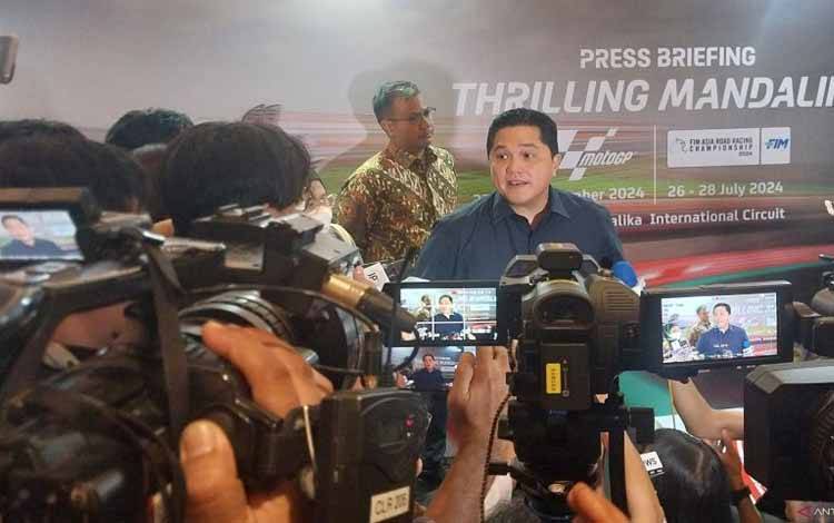 Ketua Umum PSSI Erick Thohir memberikan keterangan kepada awak media di Jakarta, Jumat (21/6/2024). (ANTARA/Aloysius Lewokeda)