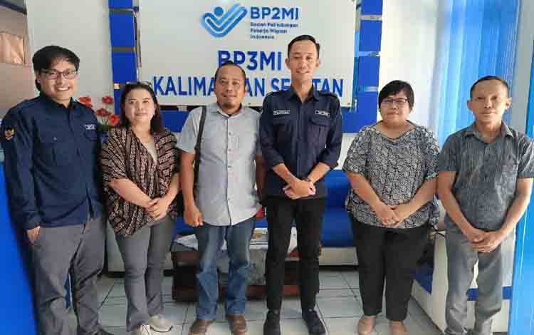 Kabid Pelatihan dan Penempatan Tenaga Kerja Disnakertransperin Barito Timur, Andri Armianto (tiga dari kiri), dalam sebuah kegiatan di BP3MI Kalimantan Selatan. (FOTO: IST)