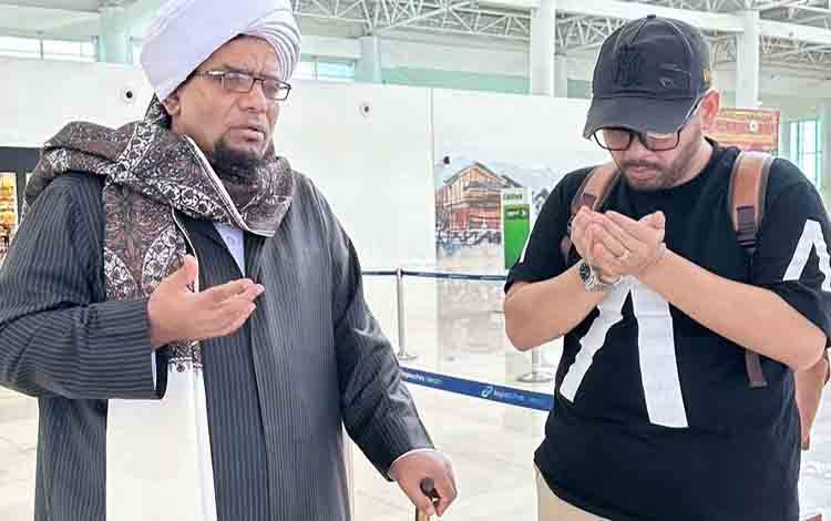 H Ismeth (kanan) selalu berusaha untuk mendengarkan nasihat dan masukan dari para ulama demi kesejahteraan dan kemajuan masyarakat Kapuas. (FOTO: Rilis)