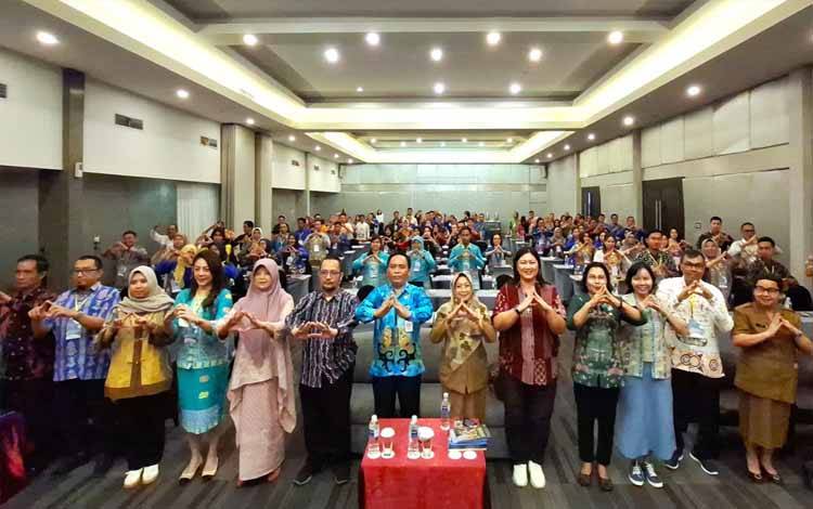 Kepala Disarpustaka Kapuas, Suwarno Muriyat bersama narasumber dari ANRI Jakarta dan sejumlah Kepala SOPD dan peserta Bimtek di Batam, Senin, 24 Juni 2024. (FOTO: IST)?