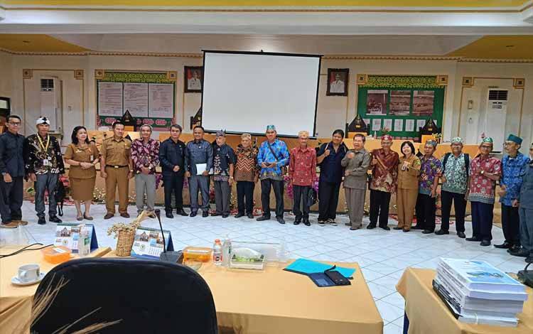 Para Damang dan Sekretaris Damang se-Barito Timur berfoto bersama pimpinan DPRD dan eksekutif selepas RDPU, Senin, 24 Juni 2024. (FOTO: BOLE MALO)