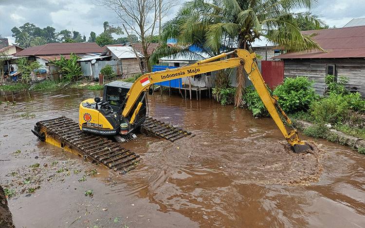 Ekskavator amfibi mengeruk sungai Mentawa, Kecamatan Mentawa Baru Ketapang, Kabupaten Kotawaringin Timur, Senin, 24 Juni 2024. (FOTO: DEWIP)