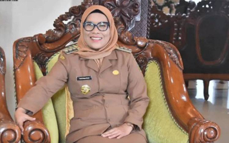 Pj Wali Kota Palangka Raya, Hera Nugrahayu saat Coklit untuk Pilkada Serentak 2024. (FOTO: HENDRI)