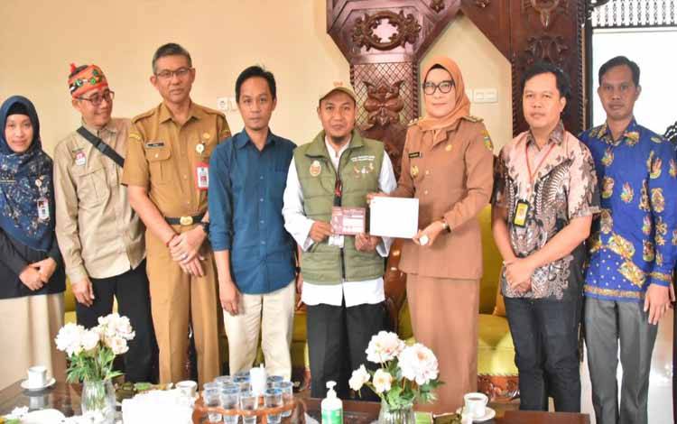 Proses Coklit data diri Pj Wali Kota Palangka Raya. (FOTO: HENDRI)