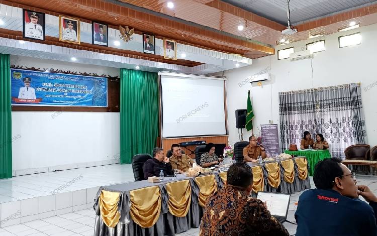 Suasana FGD optimalisasi jaringan telekomunikasi berbasis internet di Kabupaten Gumas yang dilaksanakan di aula Bapperida, Selasa, 25 Juni 2024. (FOTO: RISKA YULYANA)