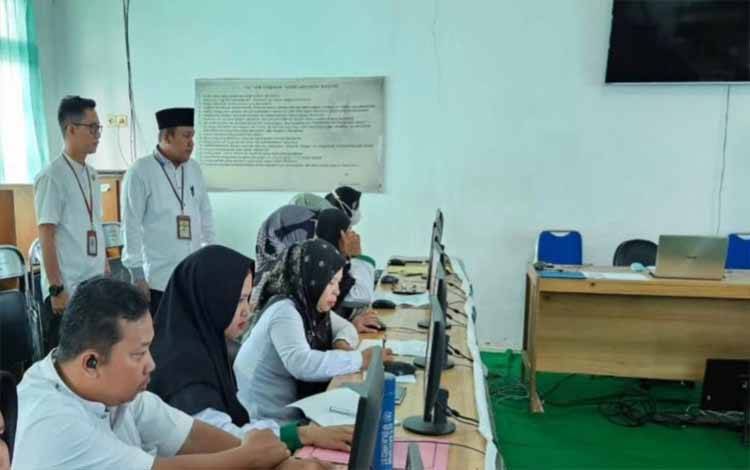 Plh Kepala Kemenag Kapuas, M Poteran Sosilo saat pantau pelaksanaan AKGTK Madrasah 2024. (FOTO: IST)