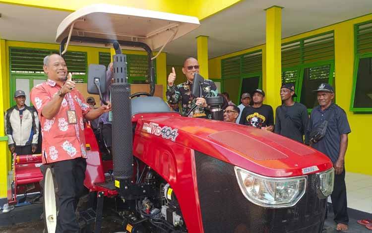 Pj Sekda Seruyan Bahrun Abbas saat menyerahkan alsintan kepada Gapoktan bantuan dari Kementrian Pertanian (Foto : Fahrul)