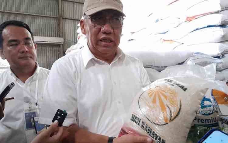 Dirut Bulog Bayu Krishnamurthi saat menunjukan beras Siam Kahayan. (FOTO: MARINI)