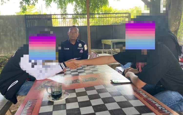 AC dan SP saat berjabat tangan usai dimediasi oleh Tim Virtual Police Bidhumas Polda Kalteng (Foto : Tim Virtual Police Bidhumas Polda Kalteng)