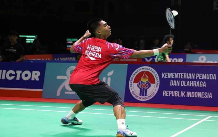 Pemain bulu tangkis Indonesia Bismo Raya Oktora beraksi melawan wakil Filipina Jamal Rahmat Pandi pada laga perdana Grup C BNI Badminton Asia Junior Championships 2024 di GOR Amongrogo, Yogyakarta, Jumat (28/6/2024). (ANTARA/HO-PBSI)