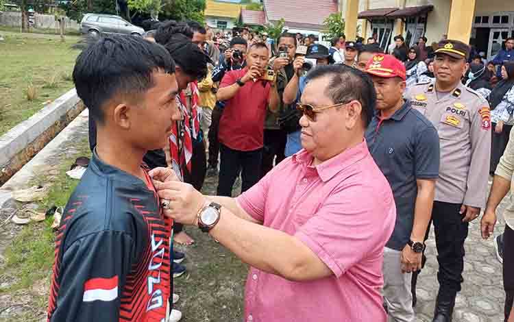 Bupati Kotawaringin Timur Halikinnor menyematkan brevet long march kepada peserta, Sabtu, 29 Juni 2024. (FOTO: DEWIP)