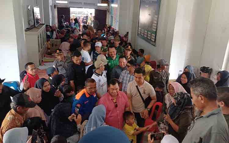 Bupati Kotawaringin Timur Halikinnor ditengah kerumunan warga yang mengantarkan anaknya sunat massal di Kecamatan Mentaya Hilir Selatan, Sabtu, 29 Juni 2024. (FOTO: DEWIP)