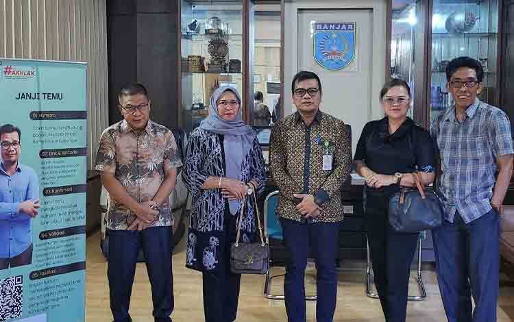 Wakil Ketua Komisi A DPRD Palangka Raya Rusdiansyah (kanan) saat melakukan kunjungan kerja ke DPRD Banjarmasin (Foto : IST)