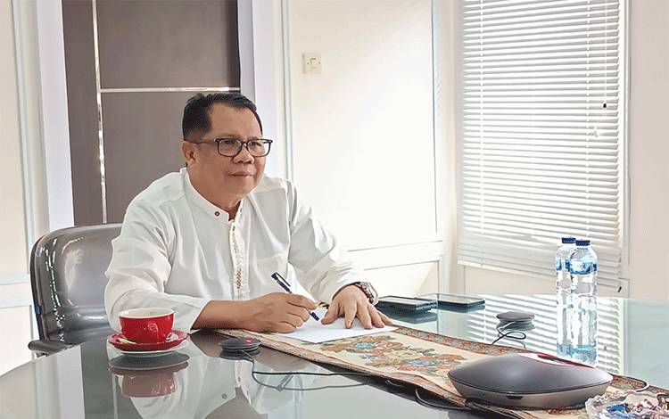Kepala Dislutkan Provinsi Kalteng H. Darliansjah mengikuti zoom meeting Bimtek IKIP Tahun 2024 secara virtual dari kantornya, baru baru ini. (FOTO:HO-DISLUTKAN KALTENG)
