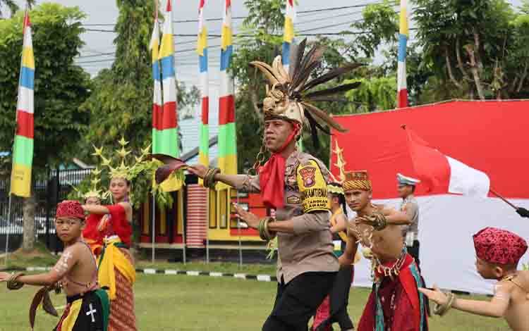 Brigpol Roy Dianto bersama Sanggar Tari Ani Lupang Ganing, saat tampil pada upacara peringatan Hari Bhayangkara ke-78 di Mapolres Barito Timur, Senin, 1 Juli 2024. (FOTO: IST)
