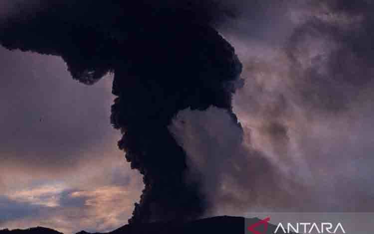 Erupsi Gunung Marapi yang terletak di Kabupaten Agam dan Kabupaten Tanah Datar, Provinsi Sumatera Barat. PVMBG menurunkan status gunung api tersebut dari level III menjadi level II. (ANTARA/Muhammad Zulfikar).