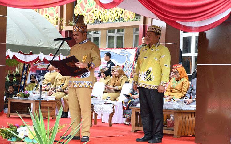 Ketua DPRD Kabupaten Pulang Pisau, H. Ahmad Rifa'i, saat membacakan Teks Pancasila dalam upacara HUT ke 22 Kabupaten Pulang Pisau, Selasa, 2 Juli 2024. (RETHA)