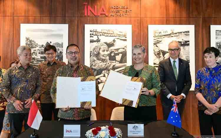 Ketua Dewan Direktur INA Ridha Wirakusumah (kiri) dan Duta Besar Australia untuk Indonesia Penny Williams (kanan) menandatangani Nota Kesepahaman (MoU) untuk meningkatkan kerja sama investasi Australia ke Indonesia, Jakarta, Jumat (28/6/2024) ANTARA/HO-Indonesia Investment Authority
