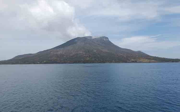 Arsip foto - Gunung Ruang di Kabupaten Kepulauan Sitaro pascaerupsi tanggal 30 April 2024. (ANTARA/Karel A Polakitan)
