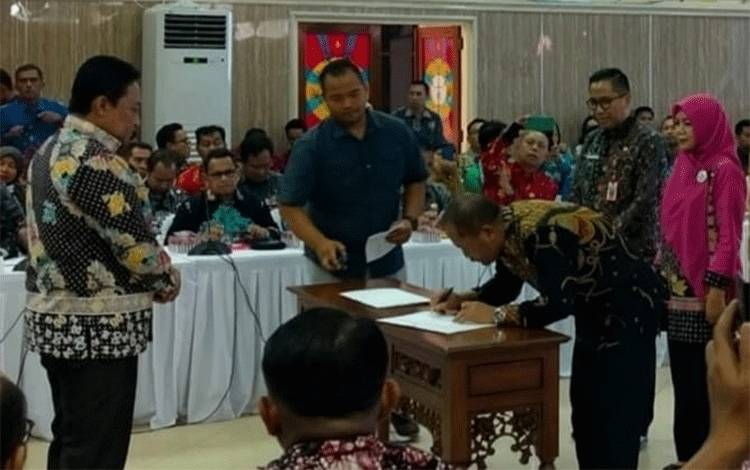 Inspektur Daerah Provinsi Kalteng, Saring saat menandatangani Pakta Integritas dan Komitmen Bersama Antikorupsi di Aula Bappedalitbang Provinsi Kalteng, baru baru ini. (FOTO: INSPEKTORAT KALTENG)