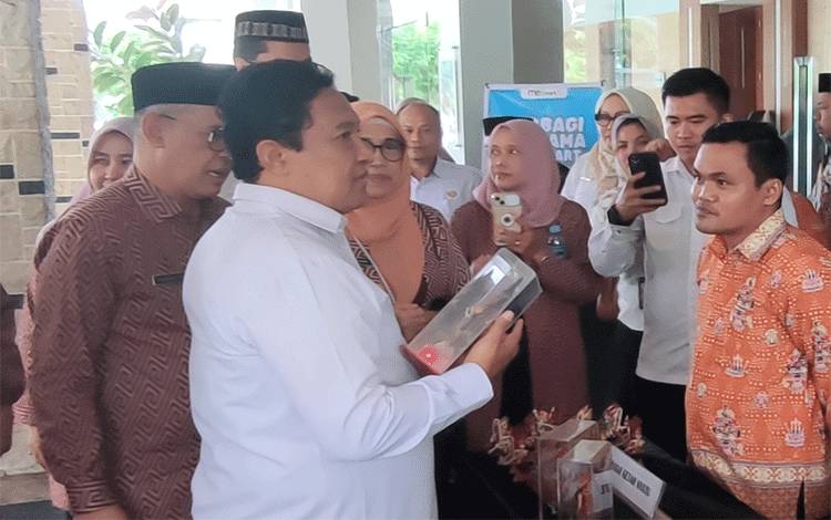 Wakil Gubernur Kalimantan Tengah (Kalteng), Edy Pratowo (hem putih tengah) saat meninjau stan UMKM di Palangka Raya, baru baru ini. (FOTO: HERMAWAN)