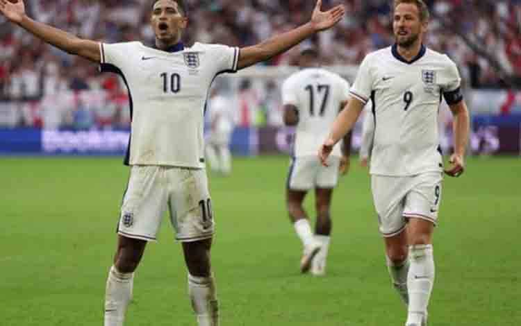 Selebrasi Jude Bellingham (kanan) setelah mencetak gol penyeimbang untuk Timnas Inggris dalam pertandingan babak 16 besar lawan Slowakia pada Minggu (30/6/2024). ANTARA/AFP/Adrian Dennis