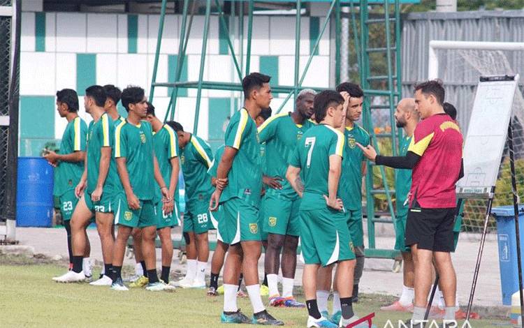 Arsip - Pelatih Persebaya Paul Munster memberikan arahan kepada pemainnya saat latihan tim di Lapangan B Stadion GBT Surabaya, Rabu (3/7/2024). ANTARA/Naufal Ammar Imaduddin