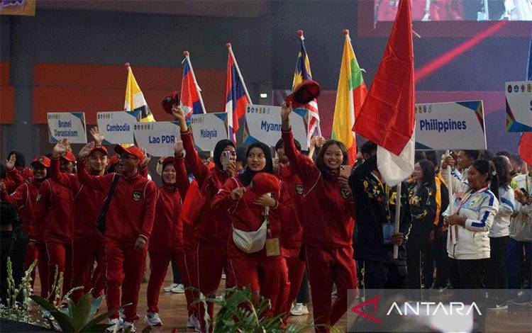 Kontingen Indonesia melakukan defile saat pembukaan ASEAN University Games (AUG) 2024 di Graha Cakrawala Universitas Negeri Malang, Jawa Timur, Sabtu (6/7/2024) malam. ANTARA/Naufal Ammar Imaduddin