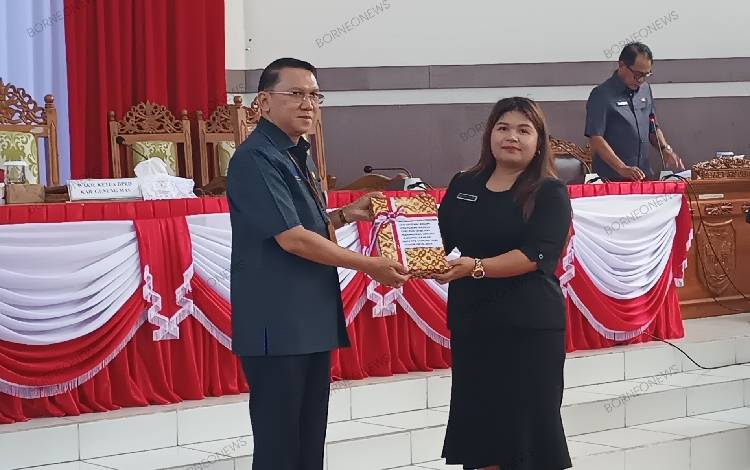 Sekda Gunung Mas Richard saat menyerahkan Raperda RPJPD 2025-2045 kepada Waket II DPRD Gumas Neni Yuliani, Senin, 8 Juli 2024. (FOTO: RISKA YULYANA)