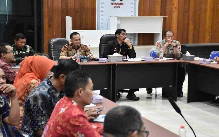 Sekda Kapuas, Septedy saat pimpin Rapat pembentukan Panitia Peringatan HUT ke 79 RI tahun 2024. (FOTO: IST)