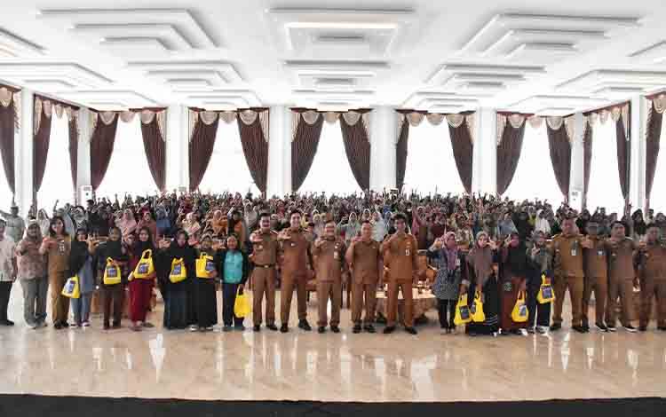 Jajaran Pemkab Kapuas bersama peserta Webinar Makin Cakap Digital, bertempat di Hall Rumah Jabatan Bupati Kapuas, Senin, 8 Juli 2024. (FOTO: IST)