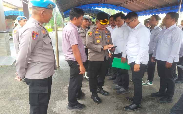 Kompol Edia Sutaata melakukan pengecekan secara langsung Handphone anggota FOTO (IST)?