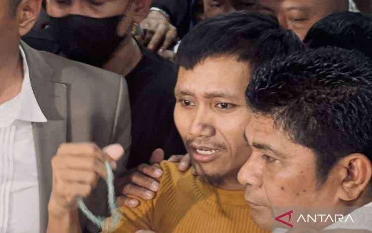 Pegi Setiawan saat keluar dari Gedung Direktorat Tahanan dan Barang Bukti (Dittahti) Polda Jabar, Kota Bandung, Senin (8/7/2024). (ANTARA/Rubby Jovan)