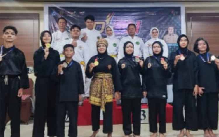 Peserta didik MTsN 1 Kapuas salah satu peraih juara cabang pencak silat putri di ajang O2SN tingkat Provinsi Kalteng 2024. (FOTO: IST)