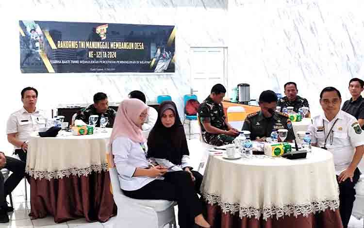 Asisten I Setda Kapuas, Romulus saat ikuti?Rakornis TMMD ke 121 Secara Virtual di Kodim 1011 Kapuas,?Rabu, 10 Juli 2024. (FOTO: IST)