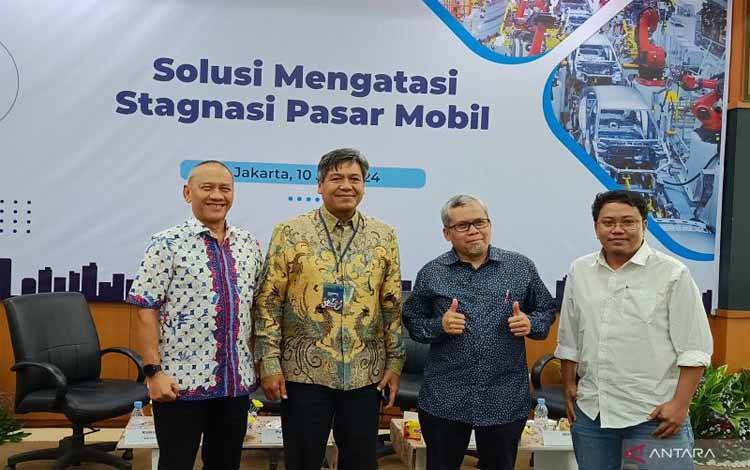 Pelaksana Tugas Direktur Jenderal Industri Logam, Mesin, Alat Transportasi, dan Elektronika (ILMATE) Kementerian Perindustrian (Kemenperin) Putu Juli Ardika (kedua kiri) dalam sebuah diskusi, di Jakarta, Rabu (10/7/2024). ANTARA/Muzdaffar Fauzan