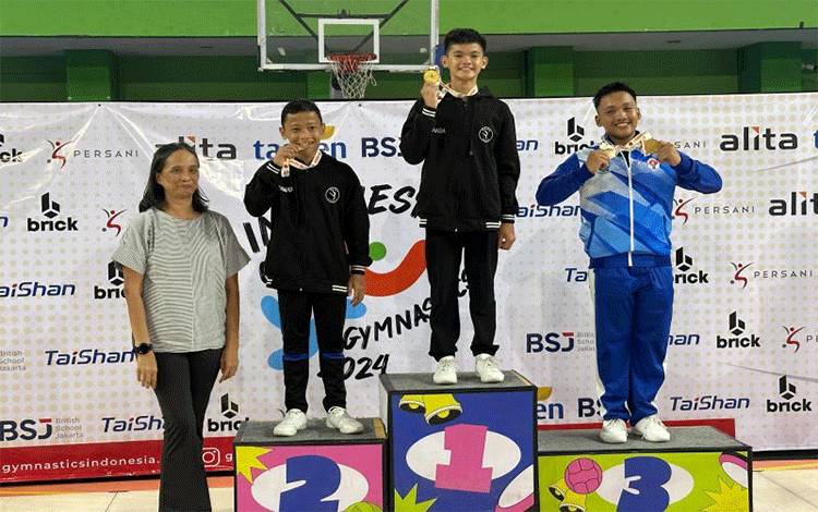 Pesenam Nanda Anugrah (dua dari kanan) saat berada di podium age group putra disiplin aerobik di turnamen 3rd Gymnastics Indonesia Open 2024 yang berlangsung di GOR Bulungan, Jakarta, Rabu (10/07/2024). (ANTARA/HO-Gymnastics Indonesia/M Irwan)