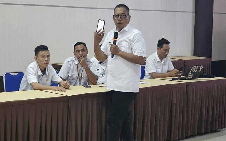 Kadis Kominfosandi Seruyan, Reson Rusdianto saat memberikan sosialisasi terkait portal resmi Pemkab Seruyan. (FOTO: FAHRUL)