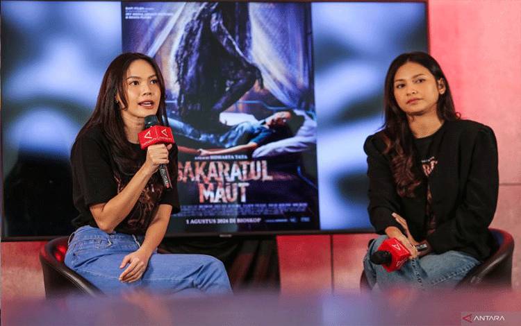 Aktris Indah Permatasari (kanan) bersama Della Dartyan (kiri) menjawab pertanyaan saat berkunjung ke kantor LKBN Antara di Antara Heritage Center, Jakarta, Jumat (12/7/2024). Kunjungan tersebut dalam rangka promosi film Sakaratul Maut dengan genre horor yang akan tayang 1 Agustus 2024 di bioskop. ANTARA FOTO/Asprilla Dwi Adha/foc.
